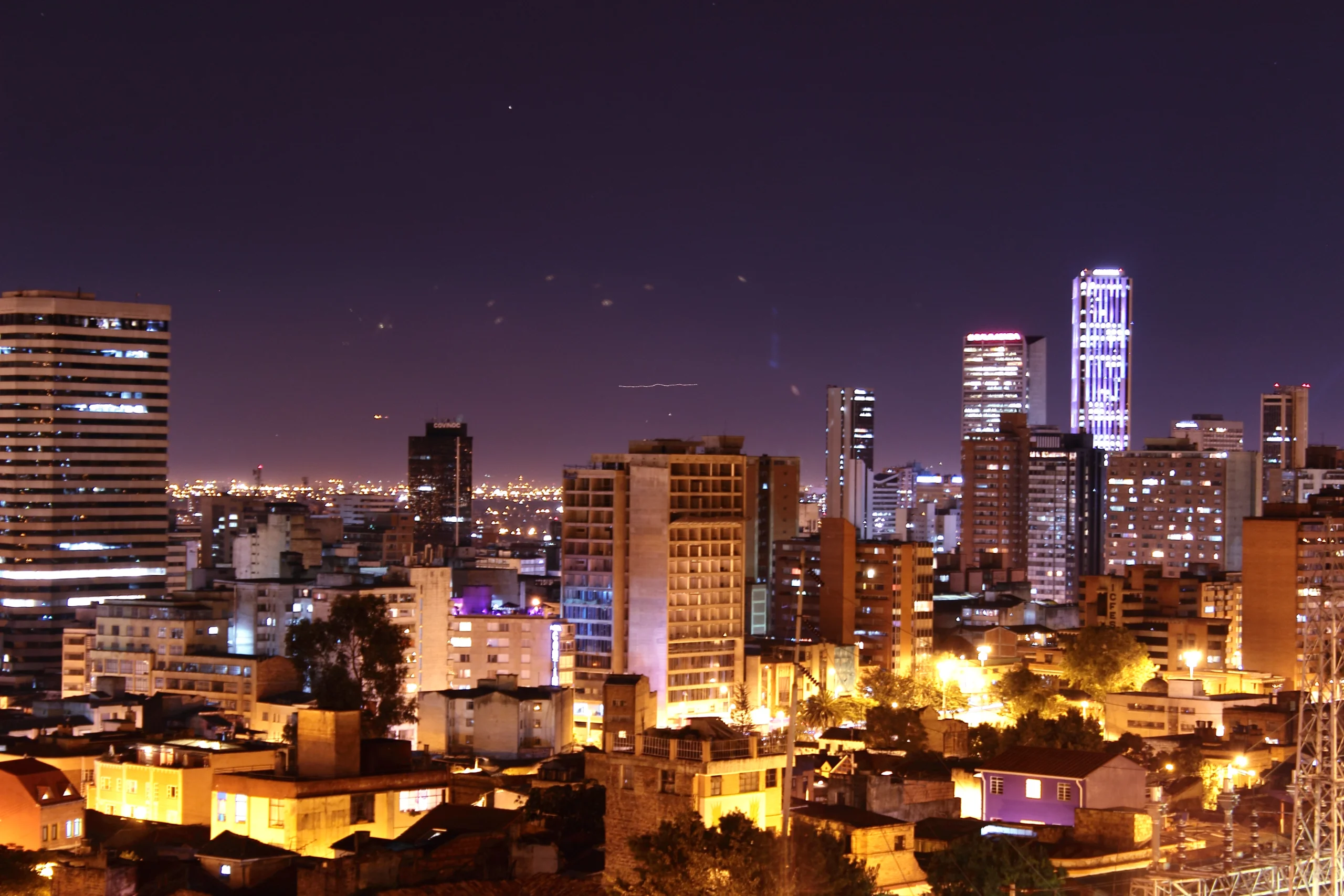 Las principales ciudades y los pueblos pequeños son muy divertidos por la noche.