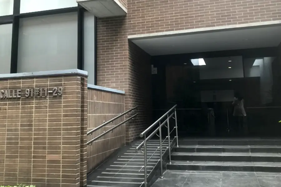 Fachada del edificio donde se encuentra la sede de expatgroup.co en Bogotá